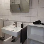 Rooftop Apartmens - Komfortable Neue Gemeinschaftsunterkunft Im Herzen Von - Raum 3 דירה *